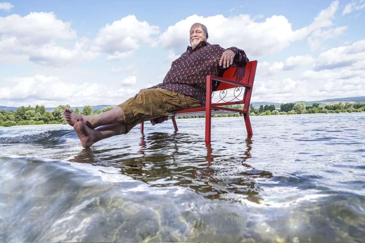 Portrait mann auf der bank im fluss x – TCG-Ohof